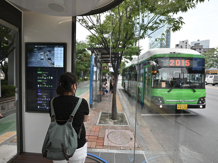 Chính quyền quận Seongdong, Hàn Quốc cho biết hiện có 10 nhà chờ xe buýt như thế này được đưa vào hoạt động.