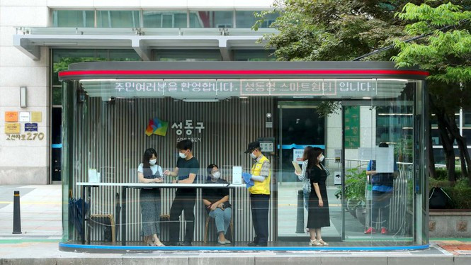 “Chúng tôi ứng dụng tất cả biện pháp chống COVID-19 có sẵn vào nhà chờ để tăng khả năng bảo vệ người dân”, Kim Hwang Yun, một quan chức phụ trách dự án Mái nhà thông minh cho biết.