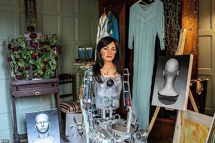 Ai-Da có thể vẽ độc lập với sự hỗ trợ của cánh tay robot và một camera “nội nhãn”. Cái tên Ai-Da được lấy theo tên của nhà toán học người Anh Ada Lovelace (1815-1852).
