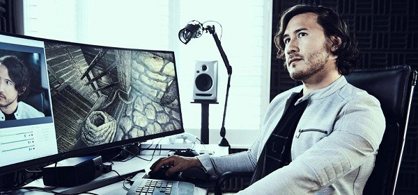 4. Markiplier (Mark Fischbach): Markiplier được biết đến nhờ những video reaction (phản ứng) liên quan đến game đậm chất hài hước hay kinh dị. Game thủ sở hữu thu nhập ngang với Preston thậm chí có một chương trình phim độc quyền dành cho YouTube trong năm ngoái với tên gọi A Heist with Markiplier.