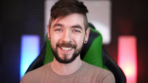 8. Jacksepticeye (Sean McLoughlin): Với 23,2 triệu người theo dõi, Jacksepticeye là YouTuber nổi tiếng nhất của Ireland. Anh thường xuyên đăng tải video xoay quanh các game khác nhau.