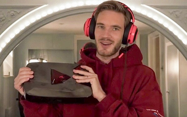 2. PewDiePie (Felix Kjellberg): PewDiePie mới đây tuyên bố sẽ tạm dừng hoạt động trên YouTube sau một năm nhiều sóng gió. Dù thế, anh vẫn được nhiều người yêu thích và trở thành một trong những game thủ giàu nhất thế giới với thu nhập 15 triệu USD.