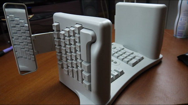Bàn phím có tên SafeType Keyboard ngay từ thiết kế đã khiến ta cảm thấy bất tiện và dễ hiểu là cũng không ai sử dụng được nó. Hình ảnh minh họa sẽ giúp bạn hiểu rõ nhất về “ngoại hình dị" của bộ bàn phím này.