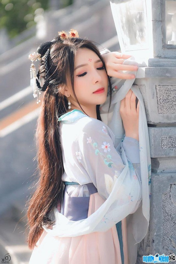 Chuuti Mun thường xuyên xuất hiện với hình tượng ngọt ngào, nhẹ nhàng, rất hợp với nhan sắc ngọt ngào của nữ game thủ. Hiện cô nàng đang sở hữu fanpage hơn 36.000 lượt theo dõi.