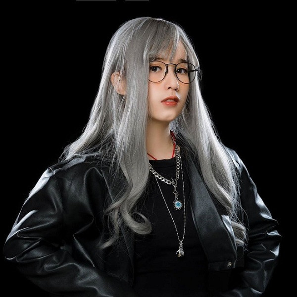 Cô nàng sở hữu nhan sắc dễ thương, đôi khi ''biến hình'' lột xác cá tính, nhưng dù với phong cách nào nữ streamer cũng khiến các nam game thủ phải đứng hình.