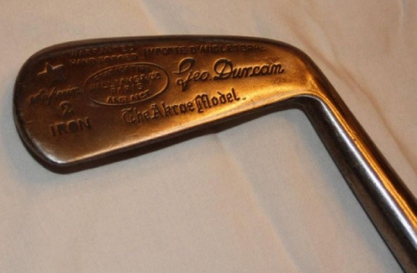 Simon Cossar Fruitwood Metal Headed Blade Putter – 165.000 USD: Một mẫu gậy golf khác được tạo nên từ thế kỷ 18 bởi Simon Cossar, vật liệu là gỗ tự nhiên và kim loại hiếm. Nó đã từng được đấu giá vào năm 1998 với mức 165.000 USD (khoảng 3,7 tỷ đồng)