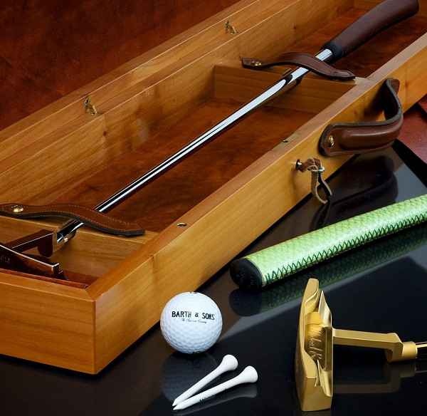 Golden Putter First Lady Special Edition – 150.000 USD: Thoáng nhìn vẻ ngoài lấp lánh và sang chảnh đã đủ hiểu bộ gậy golf này đắt đỏ thế nào. Đây là cây gậy do thương hiệu nổi tiếng Barth & Sons (Đức) sản xuất, được phủ một lớp vàng 24 carat dày 5 micromet.