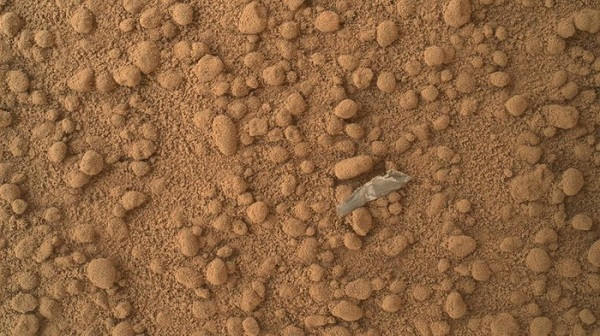 Ngay khi đáp xuống hành tinh đỏ, Curiosity phát hiện mẩu nhựa trên bề mặt và NASA kết luận đây là mảnh nhựa từ chính tàu tự hành.Thế nhưng hóa ra, đó chỉ là một mảnh đá dẹt, mỏng khác biệt so với bề mặt.