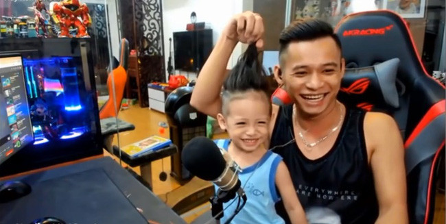 Độ Mixi cũng thường xuyên cho con trai lên sóng, cậu bé hài hước, hóm hỉnh y hệt bố nên rất thu hút lượt xem.