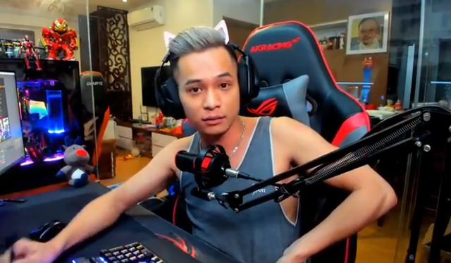 Hiện tại, nam streamer đình đám này đang sở hữu kênh Youtube với hơn 3,34 triệu lượt đăng ký. Thu nhập trong một video từ tiền donate của anh lên tới hơn 100 triệu đồng mỗi tháng (chưa kể thu nhập từ kênh YouTube, hợp đồng quảng cáo...).