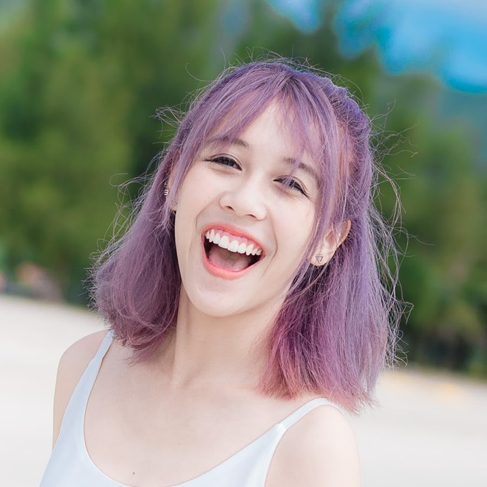 Được biết, kênh YouTube Hau Hoang của cô nàng đã có hơn 6,2 triệu người đăng ký và 1,8 tỷ lượt xem video. Với kết quả đó, doanh thu năm từ Youtube của Hậu Hoàng ước tính lên tới khoảng 272 nghìn - 4.4 triệu USD (6.4 tỷ đồng - 104 tỷ đồng). Mời quý độc giả đón xem thêm video YouTuber Hàn Quốc xin lỗi vì mặc áo dài không quần - Nguồn: VTC NOW