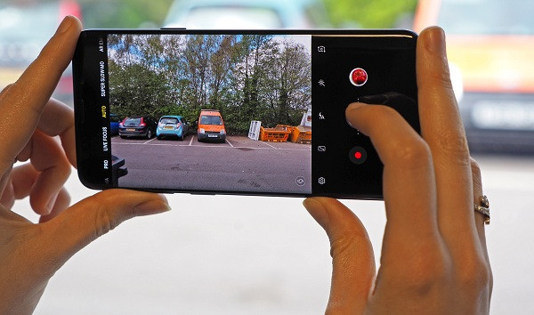 Luôn đặt smartphone theo chiều ngang: Khi chụp ảnh, để có khuôn hình đẹp, rộng và bao quát toàn bộ bạn nên cầm theo chiều ngang. Hãy sử dụng đường chân trời, cạnh tòa nhà, mặt đất làm tham chiếu để duy trì góc độ.
