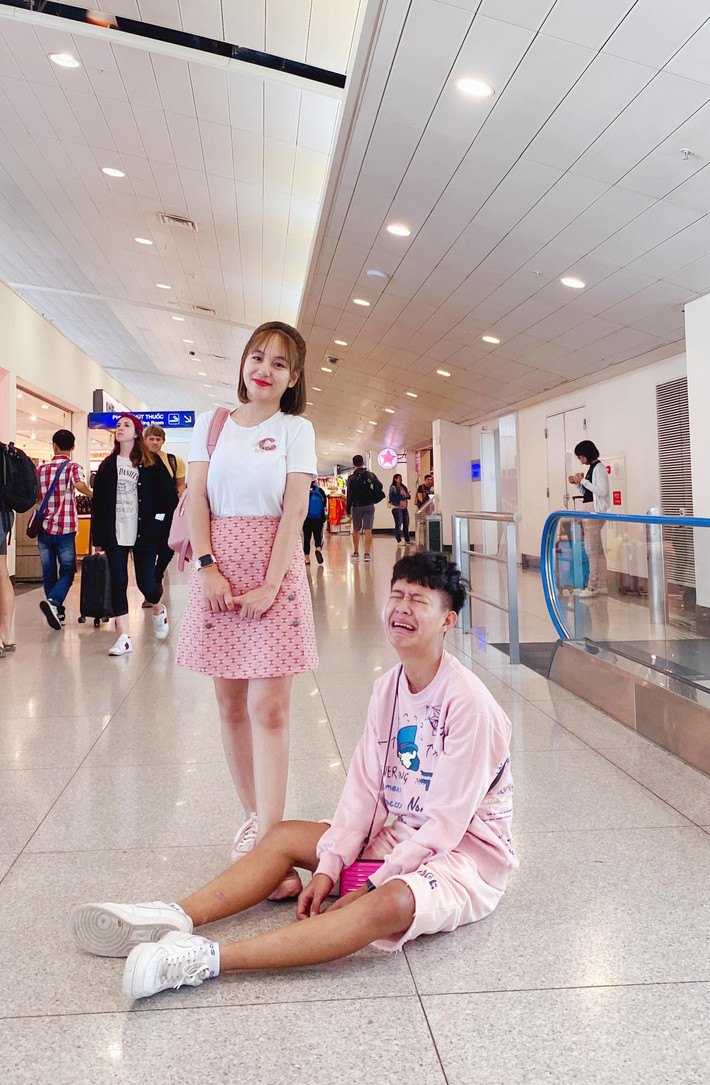 Xuất thân từ một nhân viên bán chó làm việc trong cửa hàng thú cưng, "Thằng Cò" (tên thật là Nguyễn Thế Anh) đã được đông đảo cộng đồng mạng biết đến khi xuất hiện trên kênh YouTube của chủ cửa hàng này.