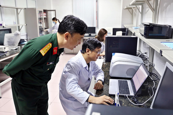 Như đã biết, Real-time RT-PCR có tác dụng chẩn đoán chính xác virus SARS-CoV-2 còn RT-PCR có tác dụng chẩn đoán sàng lọc được Viện Nghiên cứu Y dược học Quân sự (YDHQS) hoàn thành nghiên cứu và phát triển thành công. Ảnh Công Đạt/ Báo Ảnh Việt Nam.