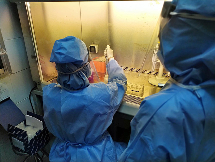 Hai bộ test kit do Học viện Quân Y nghiên cứu, phối hợp với Công ty Cổ phần Công nghệ Việt Á sản xuất. Bộ test kit được 40 bệnh viện, trung tâm kiểm soát dịch bệnh ở Việt Nam đăng ký mua và hơn 10 quốc gia đề nghị mua, bao gồm Campuchia, Nigeria, Ba Lan, Úc, Đức, Phần Lan, Ukraine, Ý, Thổ Nhĩ Kỳ, Ireland... Ảnh: Công Đạt/ Báo Ảnh Việt Nam.