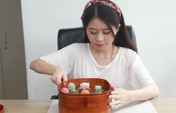 Nữ Youtuber nổi tiếng có tên gọi khác là Ms Yeah, sinh năm 1994 tại thành phố Thành Đô, tỉnh Tứ Xuyên, Trung Quốc. Hiện tại ở tuổi 26, cô nàng có hàng triệu người hâm mộ trên mạng với Weibo 8 triệu lượt theo dõi, fanpage 5 triệu lượt thích và gần 9 triệu lượt đăng ký trên trang Youtube.