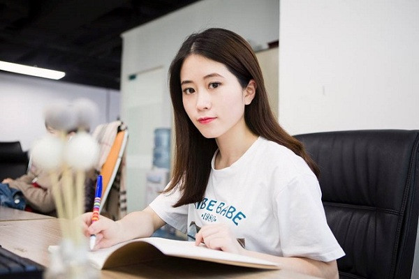 Tiểu Dã phải tạm dừng sản xuất clip một thời gian. Thậm chí từng thường xuyên đăng tải lên mạng xã hội, thể hiện tâm trạng buồn bã và chán nản, có ý định từ bỏ làm clip nấu ăn.