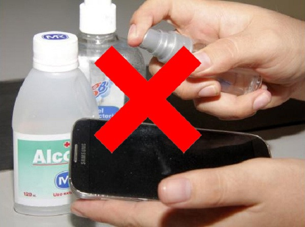 Những thứ tuyệt đối không dùng để vệ sinh smartphone: Nước rửa kính, bình xịt rửa nhà bếp, rượu xát, xà phòng, nước rửa chén, giấm, chất tẩy trang là những dung dịch không bao giờ được dùng để làm sạch điện thoại. Không chỉ chứa lượng cồn, những chất này có thể ăn mòn lớp phủ bảo vệ màn hình, hay lớp chống chói, vân tay,...