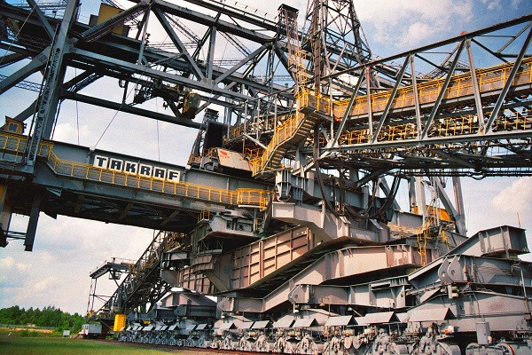 Overburden Conveyor Bridge F60 được xem như cỗ máy cứu tinh của con người trong ngành khai thác than nâu từ các mỏ lộ thiên ở Lusatia, một vùng thuộc Đông Đức gần biên giới Ba Lan. Cây cầu vận chuyển nhìn như mê cung này to lớn hơn cả Tháp Eiffel lừng danh của Pháp.