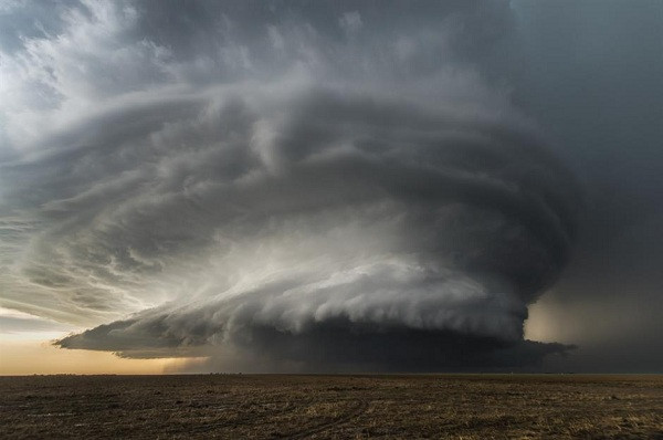 Siêu bão sấm sét tại Kansas, Mỹ có thể gây ra mưa đá lớn, lũ lụt, giông bão và lốc xoáy.