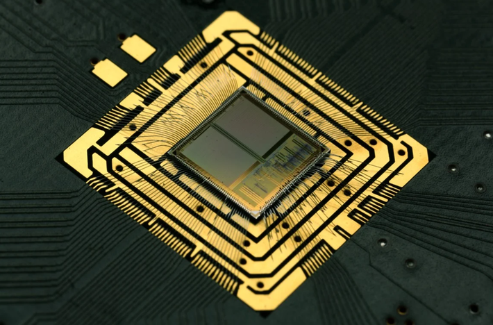 Về cơ bản, điện toán neuromorphic (điện toán thần kinh) là một lĩnh vực rất mới trong ngành khoa học máy tính. Các nhà khoa học sẽ phát triển một chiếc máy tính có khả năng mô phỏng các hoạt động của não bộ của con người, vốn cho phép chúng ta xử lý thông tin bằng cách sử dụng các nơ-ron, khớp thần kinh, mạch thần kinh và hơn thế nữa.