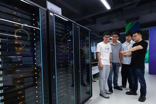 Nhờ số lượng CPU cực lớn này, máy tính Darwin Mouse chứa tới 120 triệu tế bào thần kinh và 100 tỷ khớp thần kinh nhân tạo - tương đương với số lượng tế bào thần kinh trong não của một con chuột.