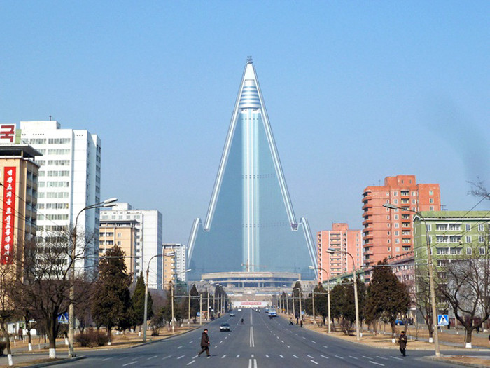 Khách sạn Ryugyong được khởi công xây dựng vào năm 1987, từng được hoạch định trở thành tòa nhà cao nhất thế giới và là thành tựu lớn nhất của Triều Tiên. Nơi đây có độ cao lên tới 105 tầng, cao gấp 2,5 lần Đại Kim tự tháp Giza.