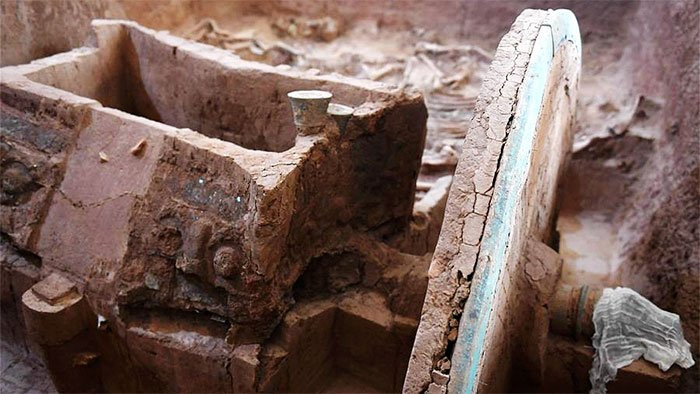 Tổng cộng có hơn 400 chi tiết bằng đồng đã được phát hiện, hầu hết trong số đó được khảm hàng chục hoặc thậm chí hàng trăm viên ngọc lam. Và có hơn 10.000 mảnh ngọc lam được tìm thấy trên xe.