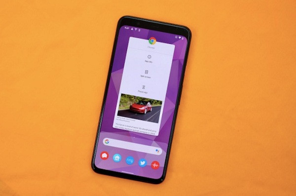 Chế độ Split Screen trong Android 10 cho phép người dùng sử dụng hai ứng dụng cùng lúc. Tuy chưa thể hỗ trợ tất cả ứng dụng, nhưng nó vẫn là một tính năng thú vị và tiện lợi, trong khi iOS chưa thể làm được điều này.