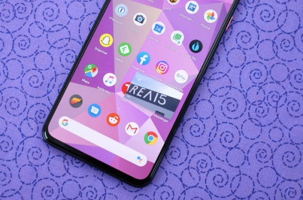 Một tính năng hay ho trên Android khiến người dùng iPhone ghen tị đó là Picture-in-Picture - chế độ vừa xem video vừa sử dụng ứng dụng khác. Để kích hoạt PiP, bạn chỉ cần mở video cần xem và nhấn quay trở lại màn hình Home, video sẽ được hiển thị ở một khung màn hình nhỏ trên màn hình điện thoại.
