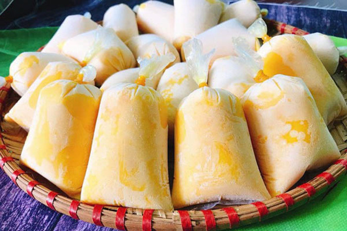 Sữa chua túi là món yêu thích vào mùa hè của các em nhỏ. Trẻ con thường cắn đứt một góc của túi kem rồi mút. Do không có nhiều tiền nên những người bạn thân thường dành tiền mua chung một túi.
