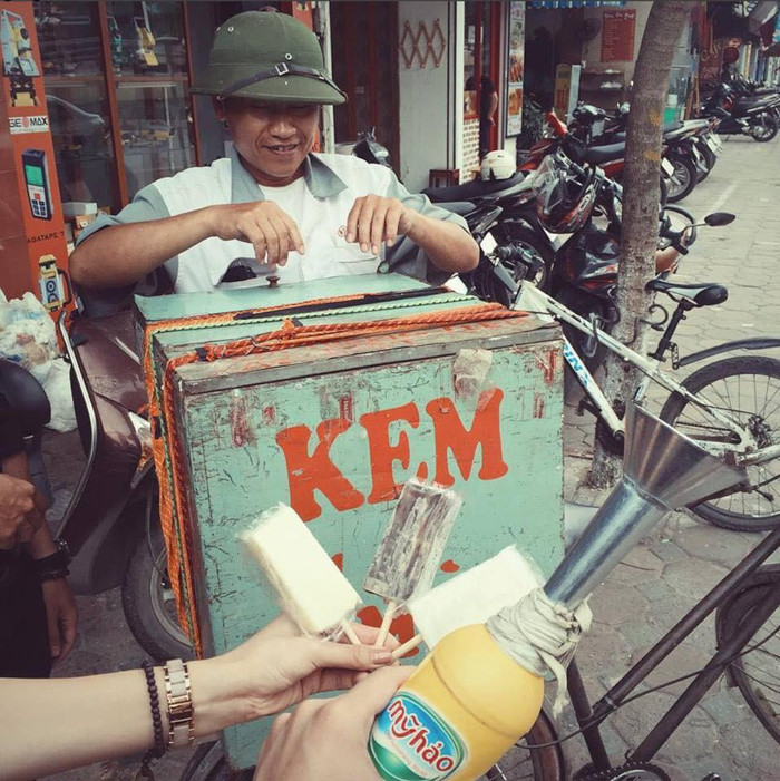Những chiếc xe kem mút mua bằng tiền hoặc đổi dép nhưa, đồ đồng cũng từng là một hình ảnh hoài niệm về mùa hè Hà Nội xưa.