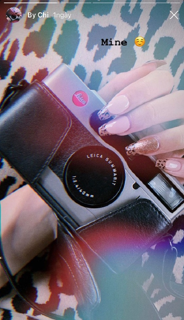 Chi Pu dùng máy phim Leica chưa lâu nhưng ai cũng biết điều đó bởi cô nàng liên tục đăng ảnh chụp cùng máy ảnh khoe trên story Instagram của mình. Nữ diễn viên chọn máy phim Point and Shoot, Leica Minilux – ra mắt vào khoảng năm 1995, hiện tại có giá 18-19 triệu đồng. Ảnh: Instagram NV