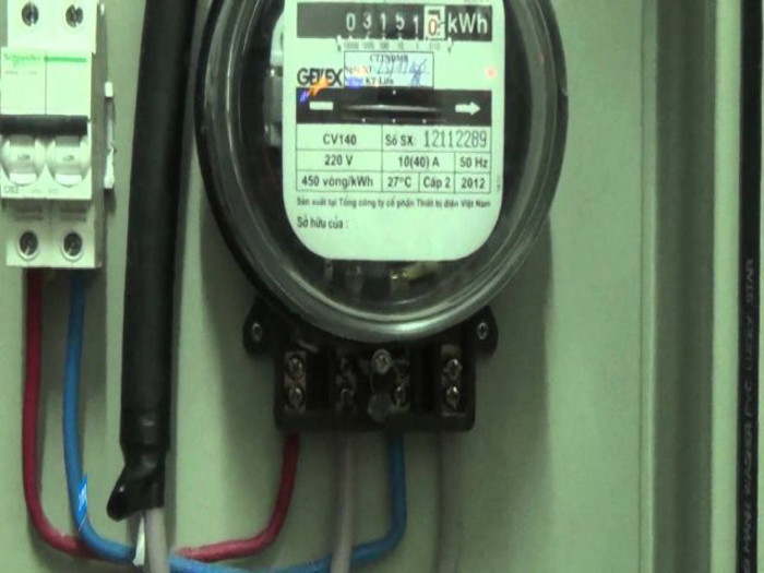 Tắt tất cả các thiết bị điện và CB của đồng hồ, kết quả mong muốn là đồng hồ không quay hoặc khoảng 5 – 10 phút mới quay được 1 vòng. Nếu đồng hồ nhúc nhích chút ít thì hầu như cũng không ảnh hưởng tới lượng điện năng tiêu thụ hàng tháng.