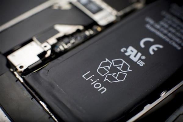 Pin smartphone sẽ không thay đổi nhiều: Các chuyên gia pin của Cnet cho biết, ít nhất là trong tương lai gần, công nghệ pin sẽ không có nhiều cải tiến khi hầu hết thiết bị di động đều sử dụng pin lithium-ion. Trong khi pin càng lớn thì càng tích hợp được nhiều công nghệ hoặc tính năng thì kích thước là một rào cản lớn đối với pin smartphone, bởi vậy những gì được cải tiến có thể chỉ là phần mềm tiết kiệm pin.