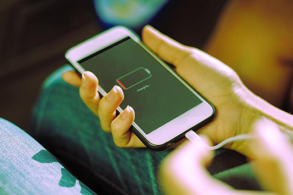 Không nên để pin cạn kiệt mới cắm sạc: Thói quen “xả pin” có thể khiến tuổi thọ pin smartphone giảm đáng kể. Thời điểm tốt nhất để cắm sạc pin điện thoại là khi dung lượng pin còn dưới 30%.