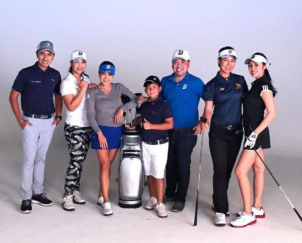 Là ''con nhà nòi'', ngay từ khi lên 5, Athijit đã theo chân cha tới các CLB golf và nhanh chóng nhận thích niềm yêu thích đặc biệt với bộ môn này. Đến năm 14 tuổi, cô quyết tâm theo đuổi nghề để rồi 3 năm sau đó đã trở thành golf thủ chuyên nghiệp.