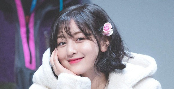 Nhưng rồi Jihyo cũng sớm vui trở lại khi quay về với chốn hạnh phúc nhỏ bé của mình: mái ấm và LMHT. Khi chơi game, cô đơn giản chỉ là một game thủ ẩn danh, và điều đó khiến cô thoải mái, dù chỉ có dịp tận hưởng một vài lần mỗi tuần.