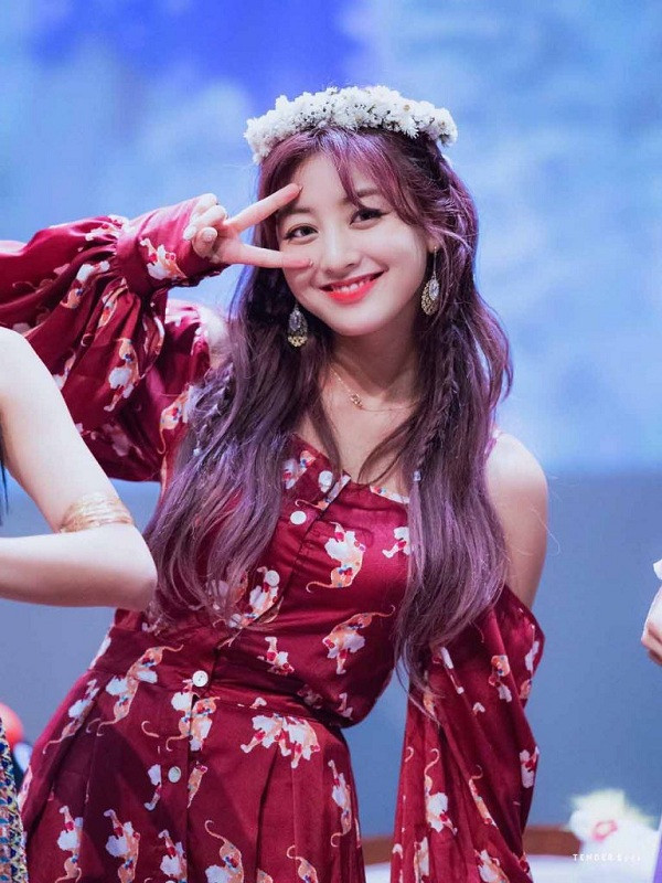 Taeyeon (SNSD), Kim Sohye hay các nữ thần Apink: Hayoung và Bomi... là ví dụ điển hình cho những nữ idol yêu game cuồng nhiệt. Và nếu nói về những idol mê Liên Minh Huyền Thoại nhất nhì Kbiz, không thể bỏ qua trường nhóm Jihyo của Twice.