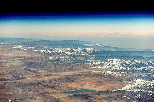 Hình ảnh dãy Himalaya ghi lại bởi Trạm Vũ trụ Quốc tế. Hồ nước mà chúng ta thấy phía trước là hồ Paiku.