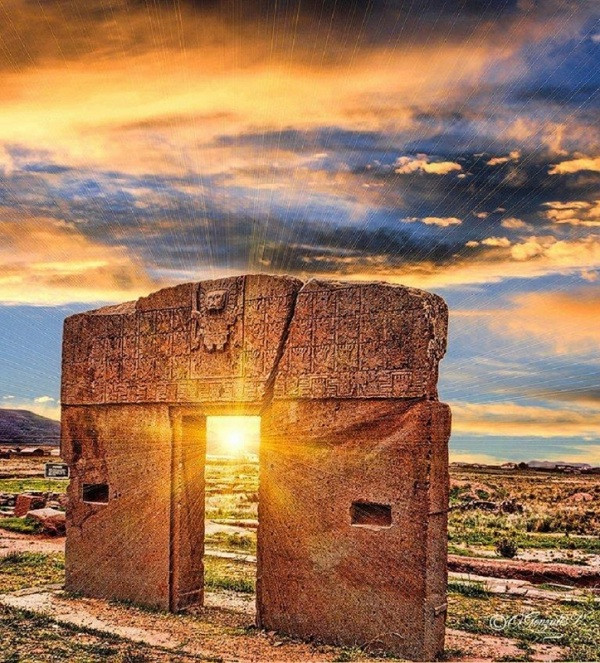 Cổng mặt trời được tìm thấy ở Tiwanaku - một thành phố cổ kính và bí ẩn ở Bolivia. Một số nhà khảo cổ học tin rằng đó là trung tâm của một đế chế khổng lồ từng tồn tại trong thiên niên kỷ thứ nhất sau Công nguyên và không ai biết gì về ý nghĩa của các hình chạm khắc trên đó.
