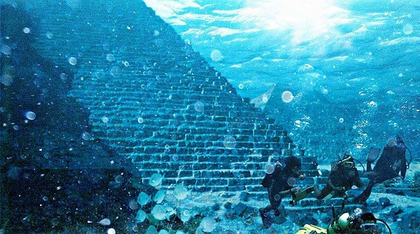Hiện vẫn còn nhiều tranh luận về việc công trình dưới nước khổng lồ này là tác phẩm của con người hay của tự nhiên. Công trình này nằm ở ngoài khơi bờ biển Yonaguni, Nhật Bản
