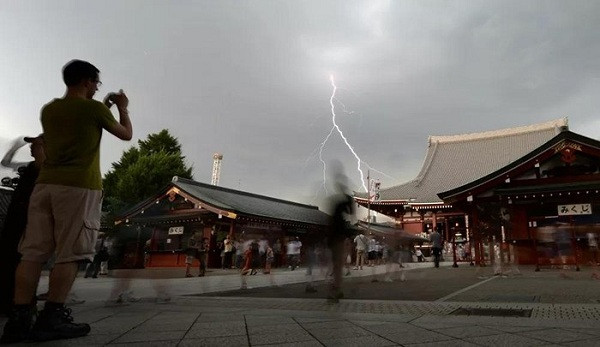 Đền Sensoji ở Tokyo, Nhật Bản trở nên thật nhỏ bé trước tia sét.