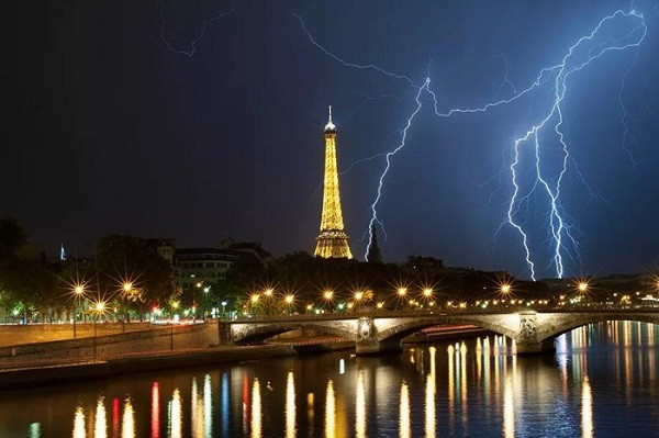 Sét đánh gần khu vực tháp Eiffel, Pháp - một trong những địa danh nổi tiếng nhất thế giới.