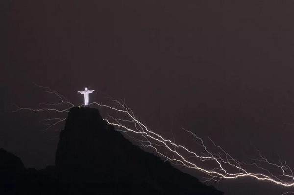 Tia sét vây quanh bức tượng Chúa Kitô ở Rio de Janeiro, Brazil tạo nên cảnh tượng kỳ ảo.