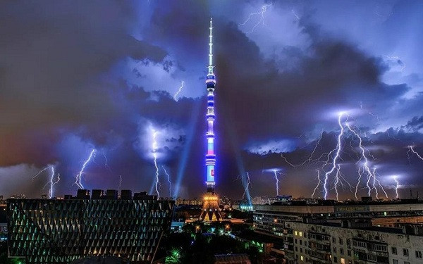 Hiện tượng sấm sét bủa vây Tháp truyền hình Ostankino ở Moscow, Nga.
