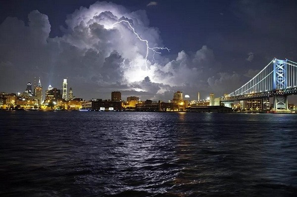 Sét đánh chói sáng cả một vùng trời ở Philadelphia, Mỹ.