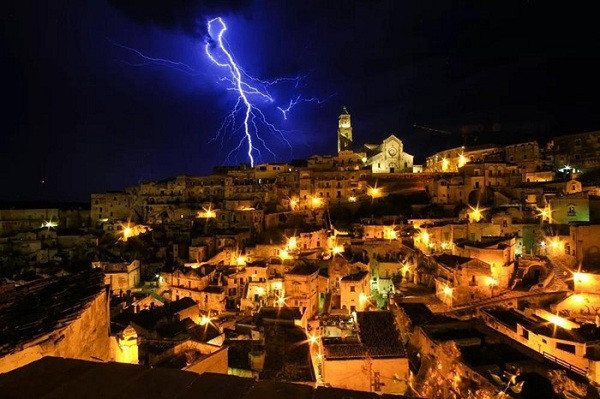 Một địa danh nổi tiếng khác bị sấm sét ''nuốt trọn'' - thành cổ Sassi di Matera, Matera, Italy.
