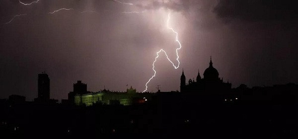 Sét đánh trên bầu trời Madrid, Tây Ban Nha. Vì sao liên tục xảy ra sét đánh chết người? | VTC Now