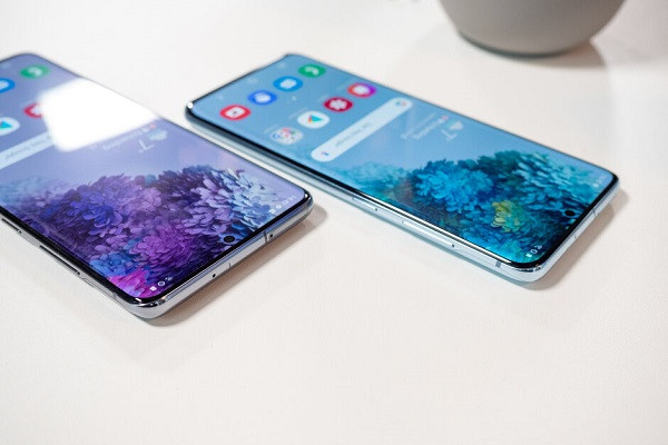 Bên cạnh đó, với cấu hình được nâng cấp, sử dụng chip Exynos 990 hoặc Snapdragon 865, RAM tùy chọn lên tới 16GB cho Galaxy S20 Ultra, phiên bản mới nhất này của Samsung được xem là một trong những smartphone có cấu hình mạnh mẽ hiện nay. Ảnh: vnreview